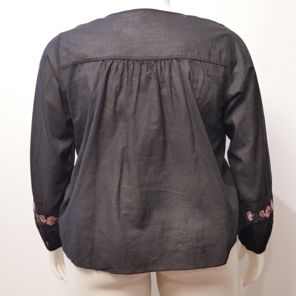 Torrid Plus 2X Long Sleeve Black V-Neck Blouse With Floral Embroidery NWOT - Picture 2 of 4